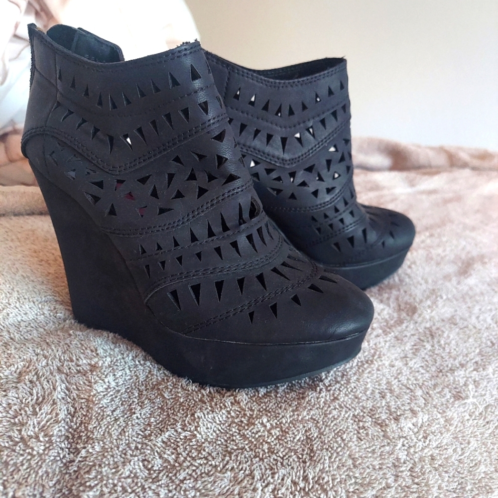 Jasmin black platform bootie Size 5 1/2